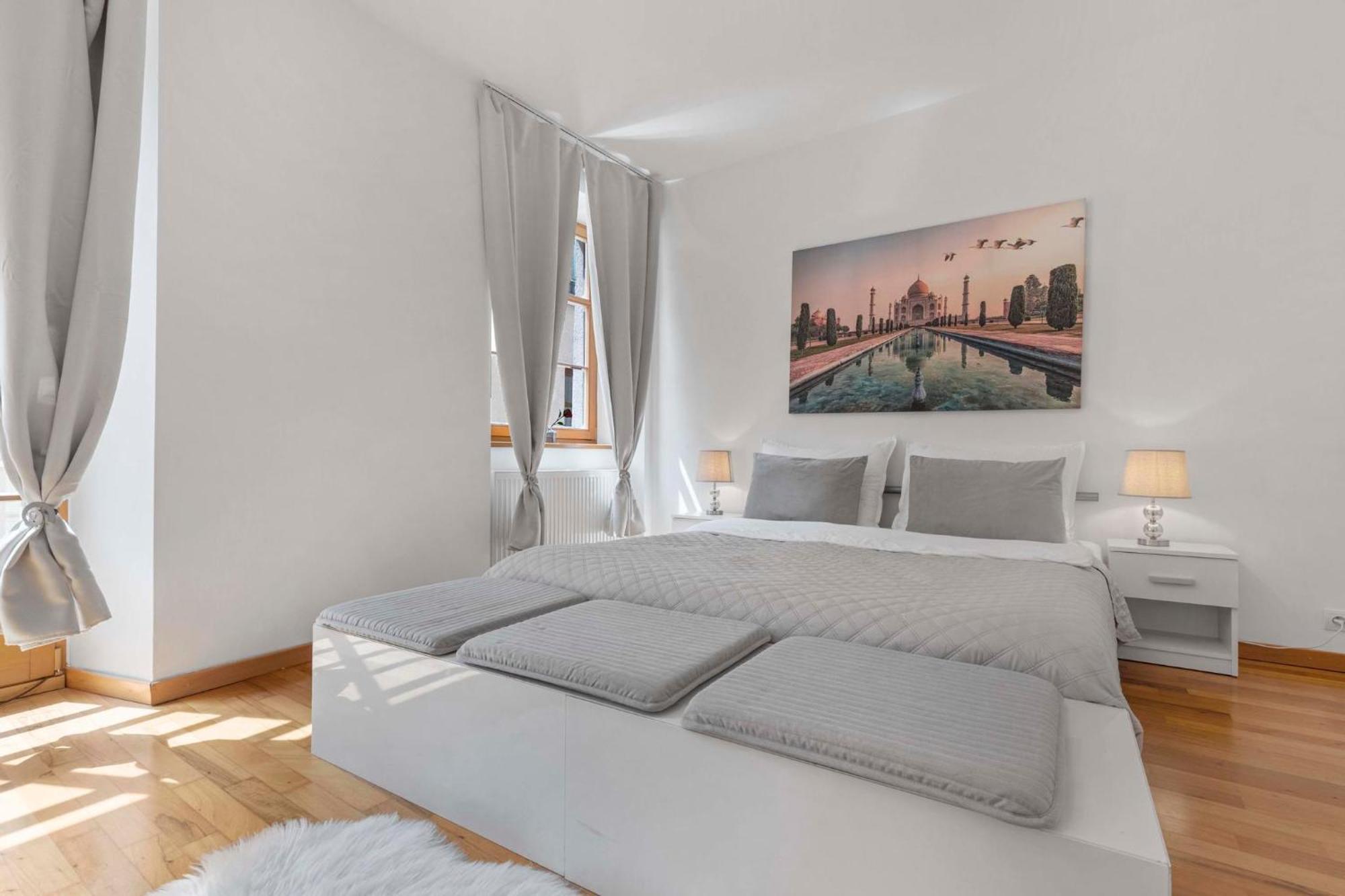 Charming Apartment In The Heart Of Bratislava Exterior foto
